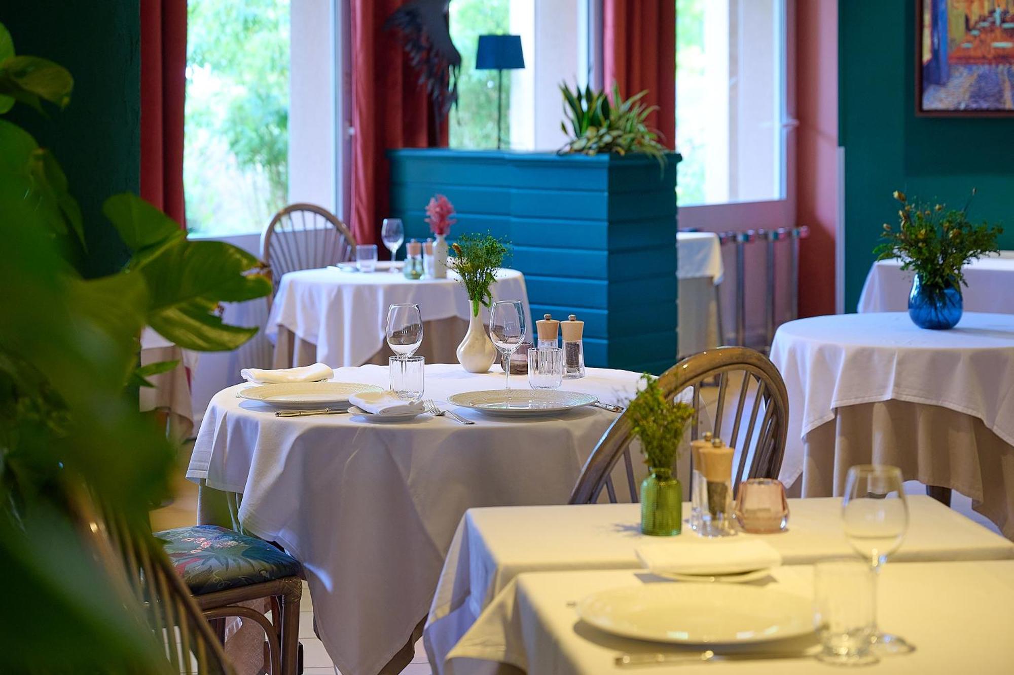 Logis L'Ermitage Hotel & Restaurant Saulges Eksteriør bilde