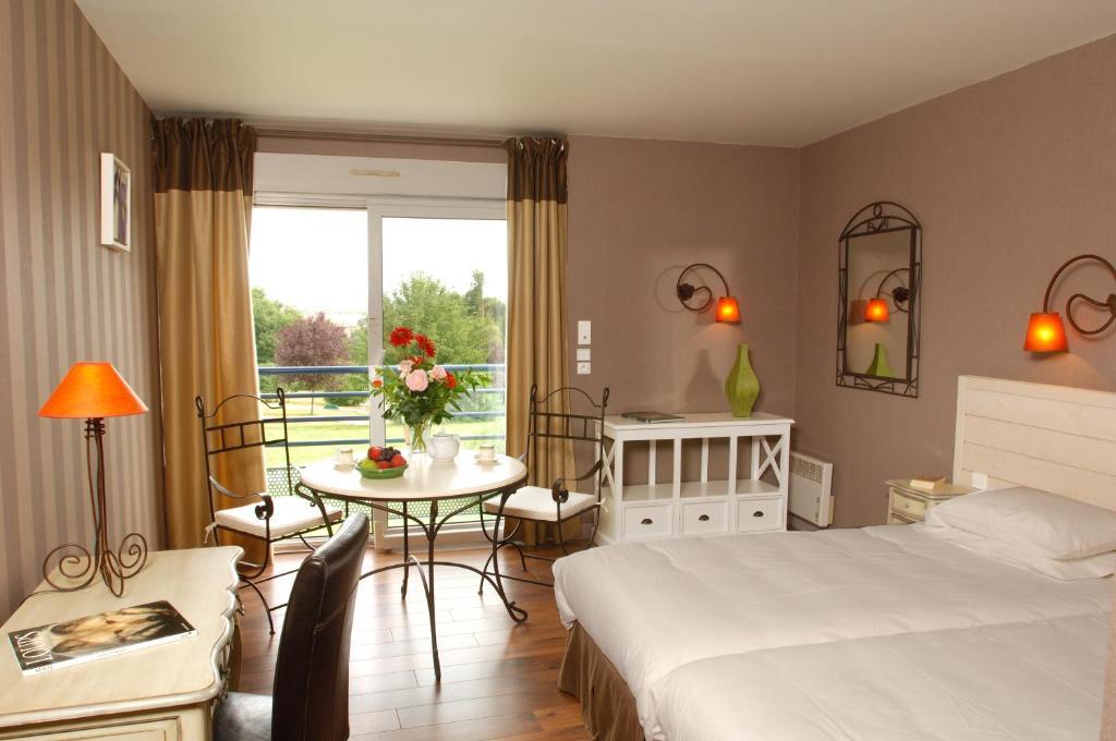 Logis L'Ermitage Hotel & Restaurant Saulges Rom bilde