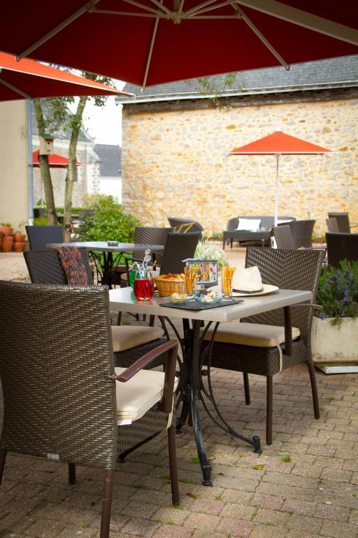 Logis L'Ermitage Hotel & Restaurant Saulges Eksteriør bilde