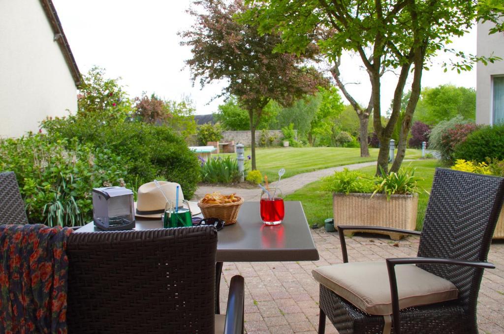 Logis L'Ermitage Hotel & Restaurant Saulges Eksteriør bilde