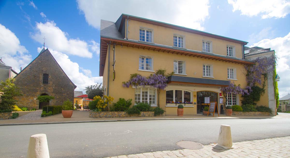 Logis L'Ermitage Hotel & Restaurant Saulges Eksteriør bilde